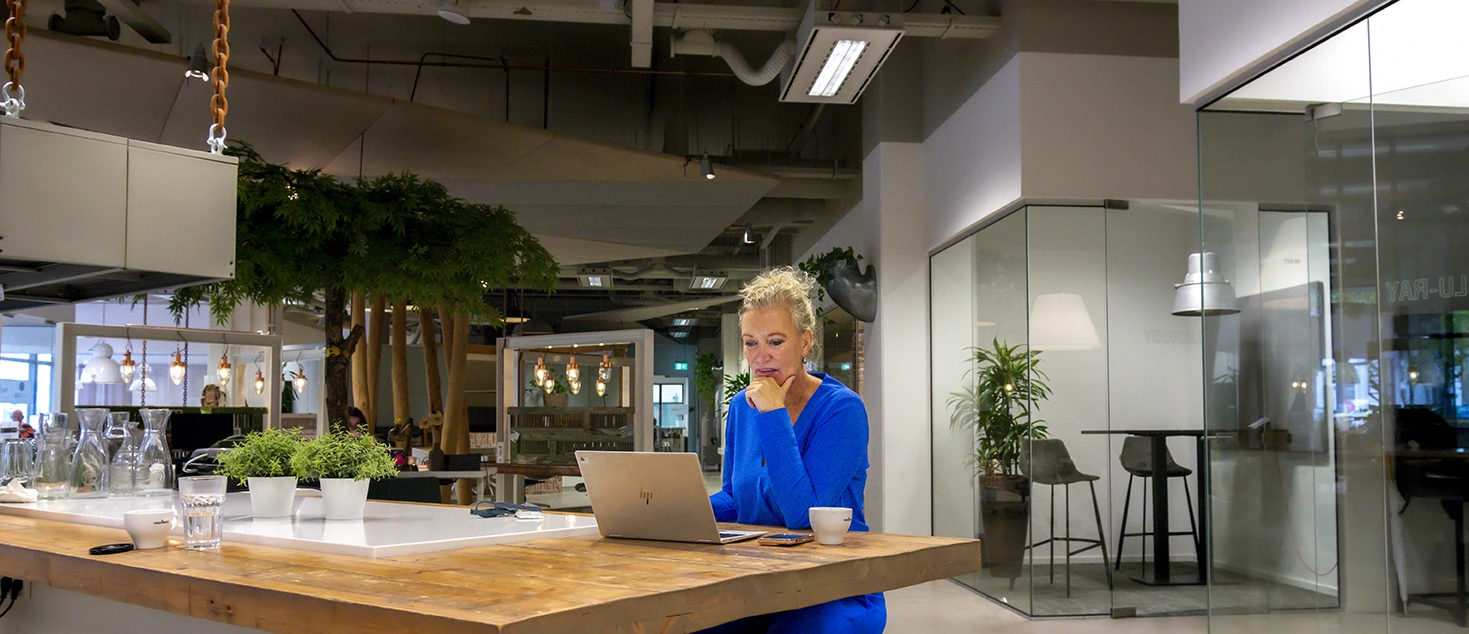 Twee professionals in gesprek met een tablet